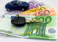 Autoschlüssel und Modellauto auf Euro-Geldscheinen
