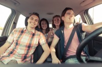 Vier junge Menschen im Auto