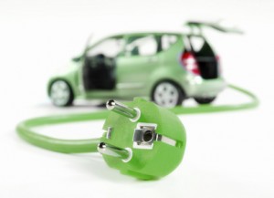 Grünes Auto mit Elektrokabel